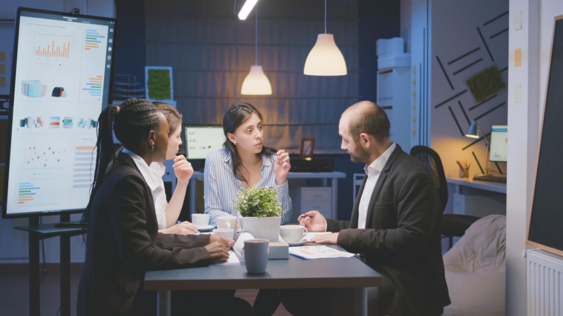 Espace de travail avec documents financiers et planification budgétaire